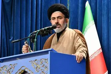 خیانت بزرگ مسئولان از نگاه این امام جمعه /پس لرزه های ممنوعیت حضور دختران مسلمان با لباس بلند و عبا در این مدارس 
