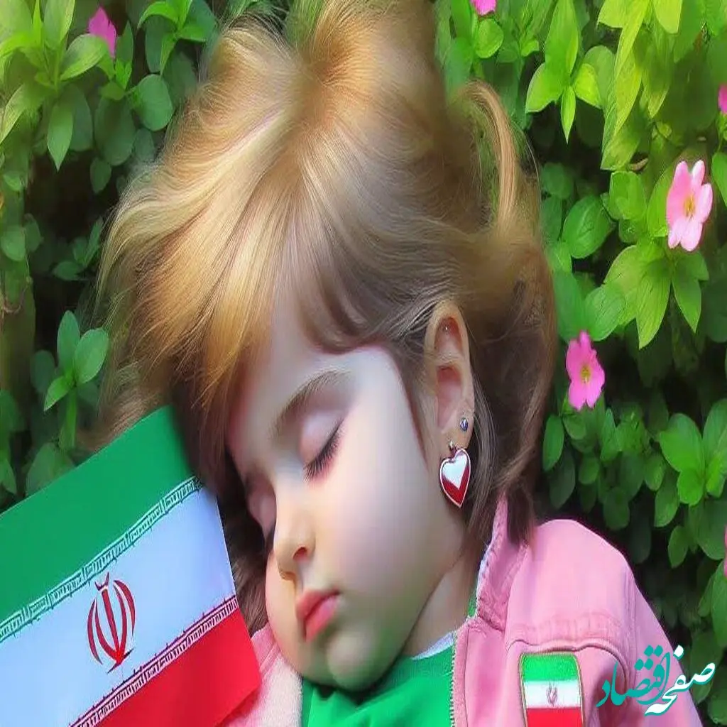 فیلم | ادای احترام پدر ریحانه دختر کاپشن صورتی به عکس حاج قاسم سلیمانی  