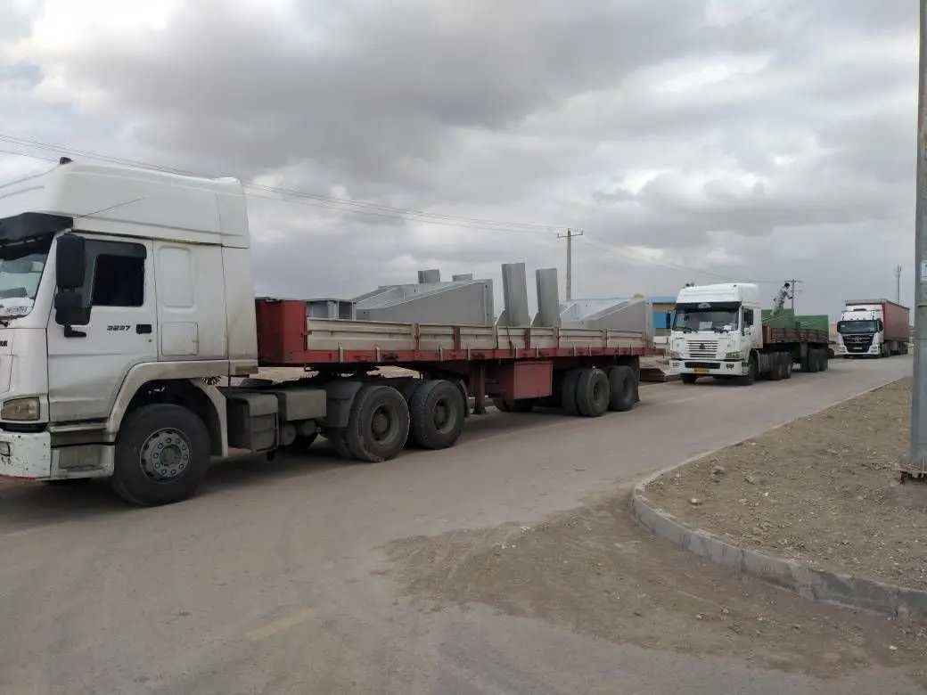 ساخت و ارسال بخشی از مخازن اضطراری ذخیره آب و stand های پاتیل فولاد قائنات