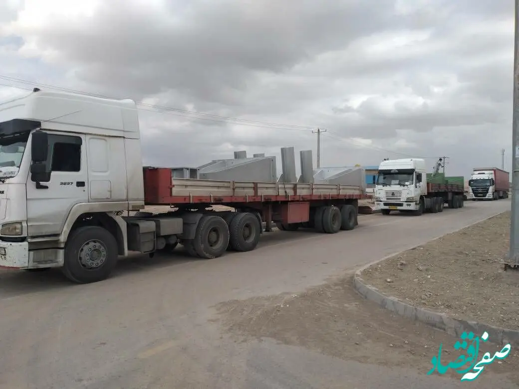 ساخت و ارسال بخشی از مخازن اضطراری ذخیره آب و stand های پاتیل فولاد قائنات