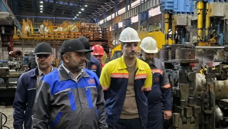 حضور میدانی مدیرعامل شرکت صنایع آهن و فولاد سرمد در خط مقدم تولید در تعطیلات نوروز و شرایط جنگ تحمیلی