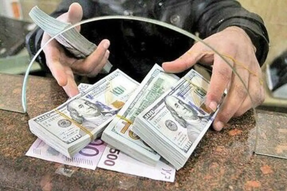 وقتی دلار رکورد شکست | قیمت عجیب دلار روی تابلوی صرافی‌ها