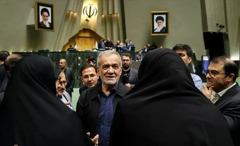 این ۳ عکس خاص از واکنش مسعود پزشکیان به تبریک گفتن این نمایندگان زن مجلس حسابی ترکوند! 