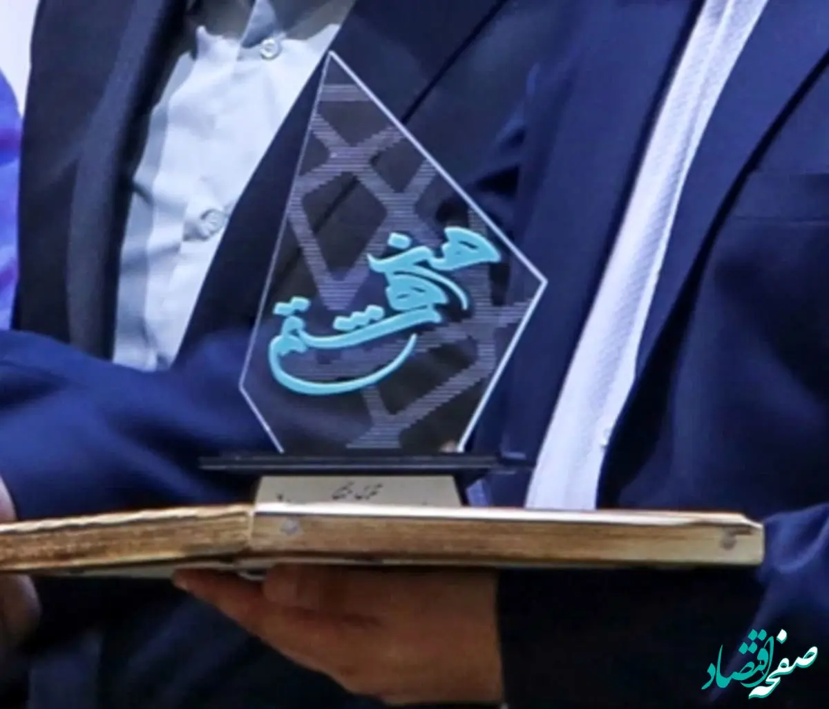 مدیریت روابط عمومی و امور بین الملل سازمان منطقه آزاد ارس تندیس طلایی گرفت