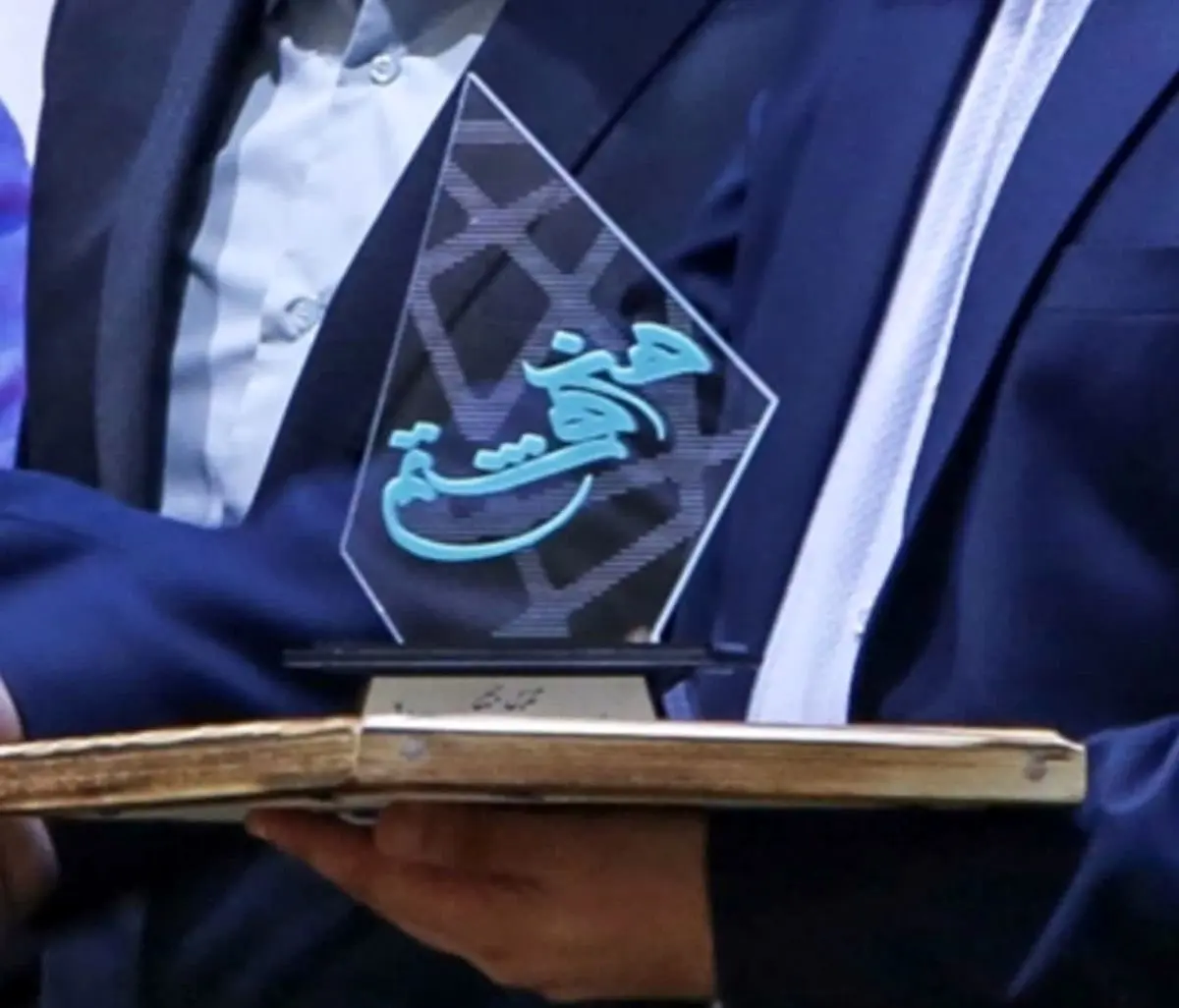 مدیریت روابط عمومی و امور بین الملل سازمان منطقه آزاد ارس تندیس طلایی گرفت