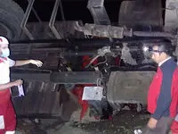 پیکر راننده جرثقیل واژگون‌ شده در شبستر رهاسازی شد