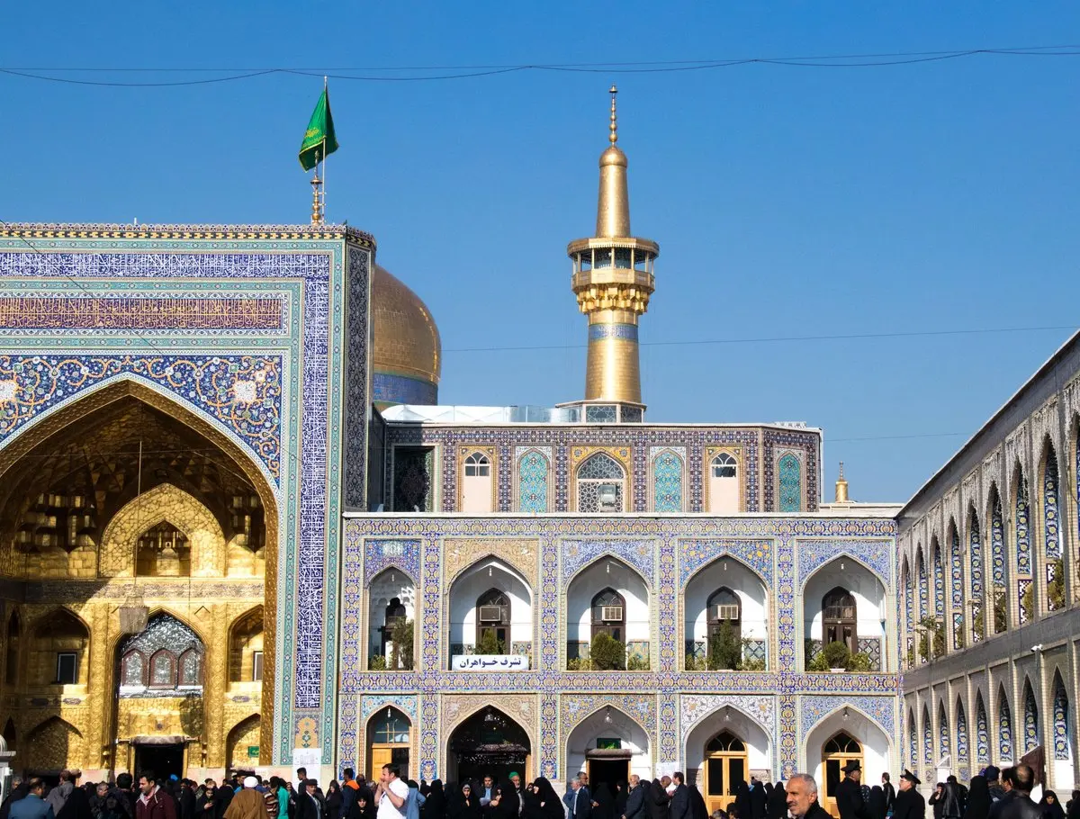 تصویر بازیگر معروف در حرم مطهر امام رضا (ع)