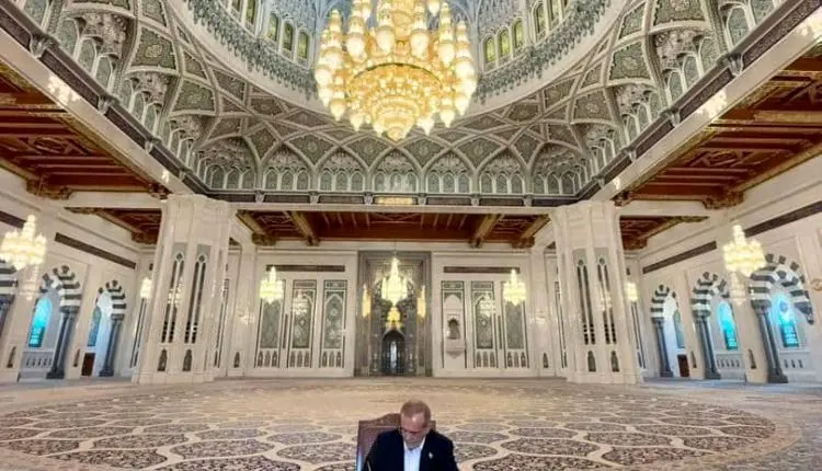 نگارش در دفتر یادبود، بر روی فرش نفیس شرکت فرش ایران، وابسته به موسسه اعتباری ملل