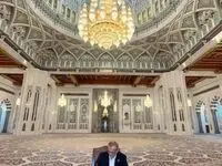 نگارش در دفتر یادبود، بر روی فرش نفیس شرکت فرش ایران، وابسته به موسسه اعتباری ملل