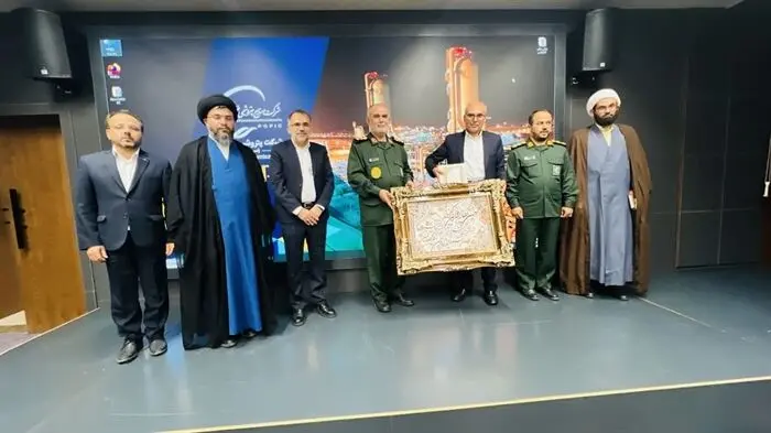 فرمانده سپاه امام صادق(ع) استان بوشهر از رییس ارشد مجتمع و فرمانده بسیج شهید مطهری شرکت پتروشیمی پارس تقدیر کرد


