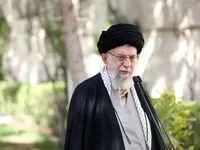 عکس هایی از حضور رهبر انقلاب بر مزار شهیدان امیرعبداللهیان، موسوی، جلادتی و زمانی‌نیا