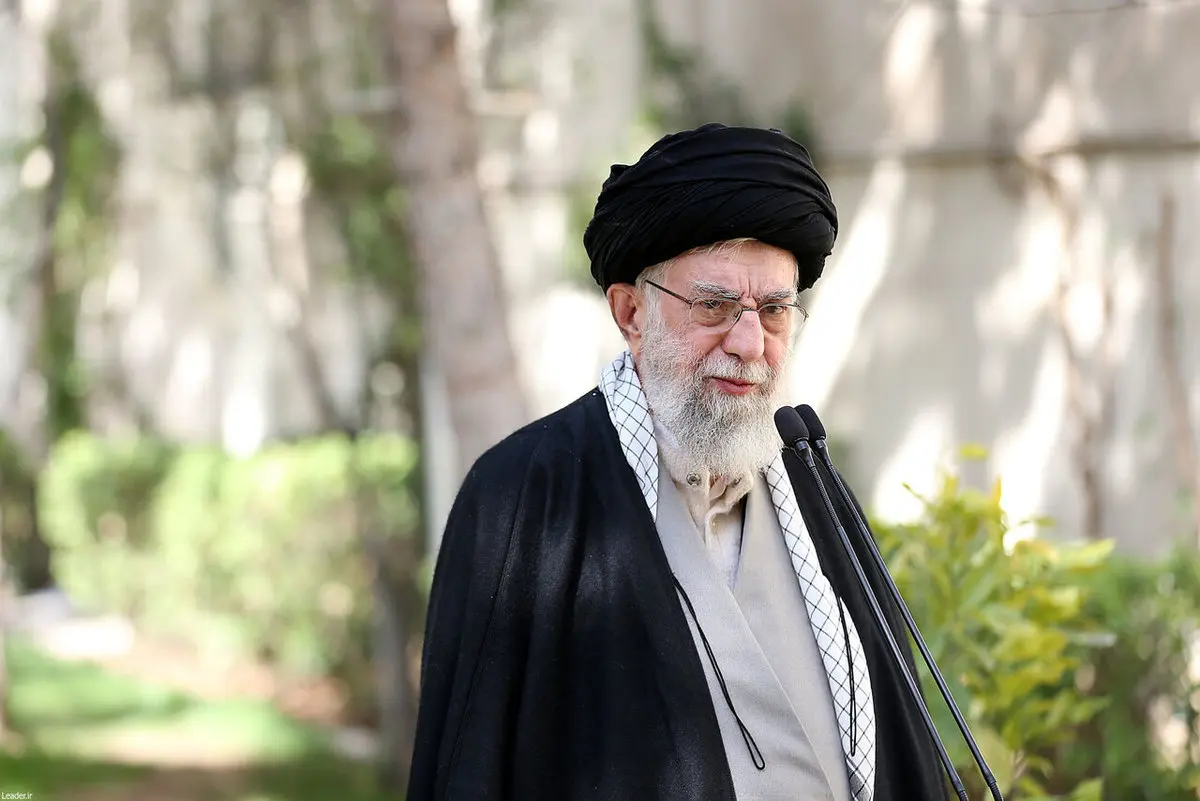 عکس هایی از حضور رهبر انقلاب بر مزار شهیدان امیرعبداللهیان، موسوی، جلادتی و زمانینیا