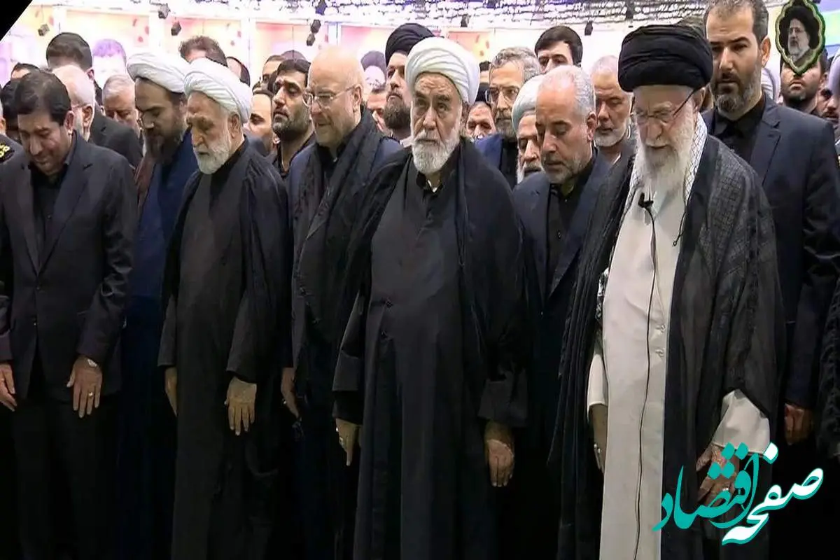 تصویری جهانی از ورود رهبر انقلاب به دانشگاه تهران برای اقامه نماز بر پیکر شهدای سانحه بالگرد