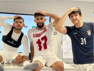 بچه‌های تیم ملی ایران در رختکن و روی وایت‌برد چه نوشته بودند؟ / عکس