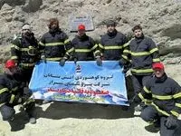 اهتزاز پرچم پتروشیمی شیراز بر فراز قله دماوند