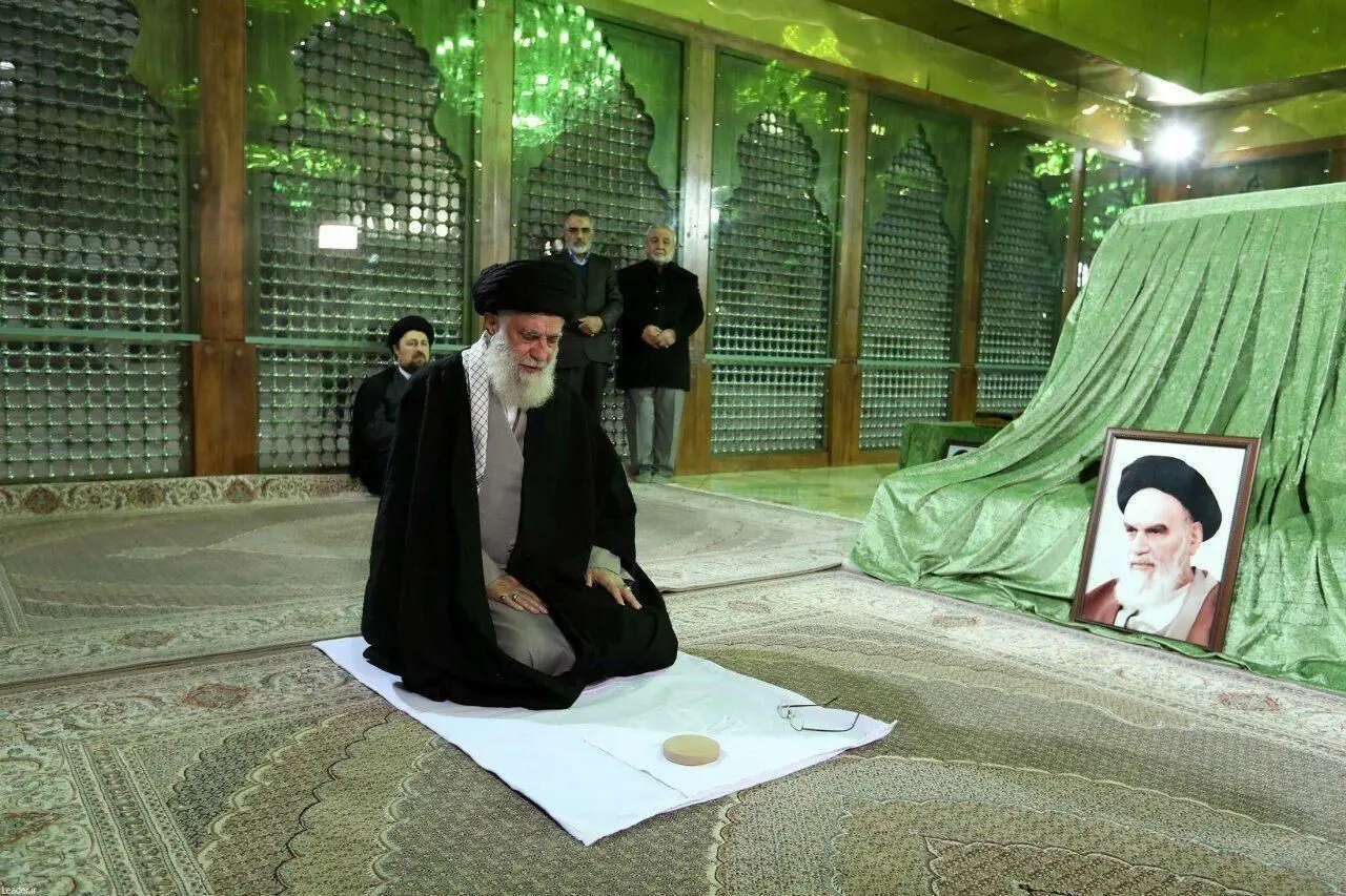 حضور رهبر انقلاب حضرت آیت الله خامنه‌ای در مرقد بنیانگذار جمهوری اسلامی ایران