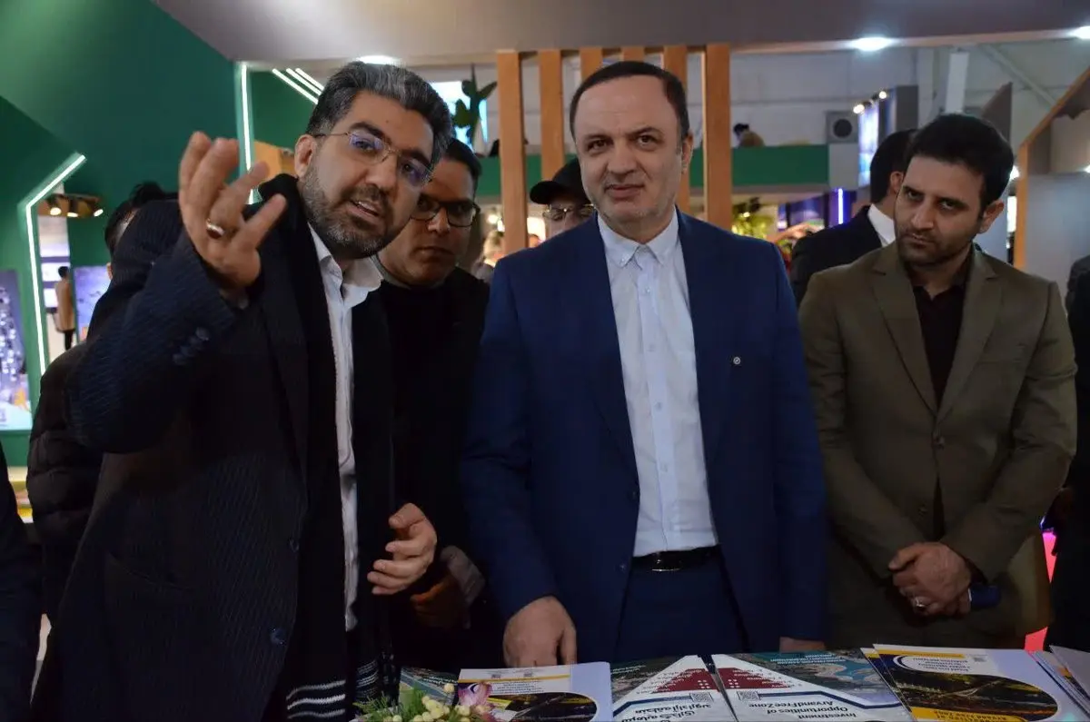 بازدید دبیر شورایعالی مناطق آزاد کشور از غرفه منطقه آزاد اروند