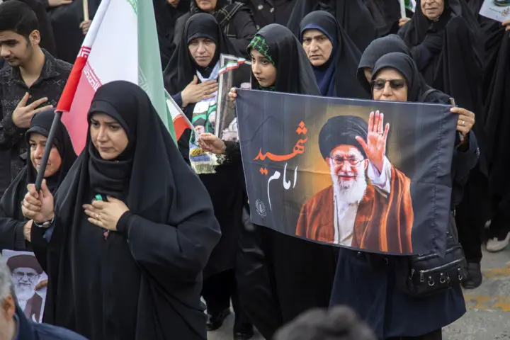 اشک کارگران در بدرقه رهبر شهید؛ روایت یک وفاداری ماندگار
