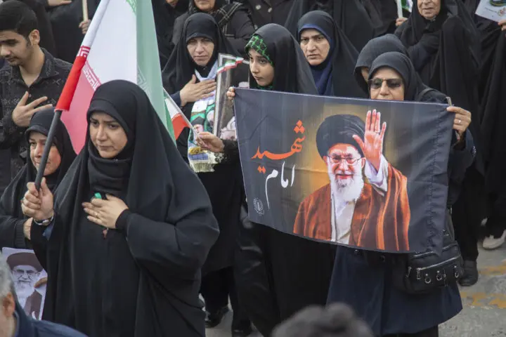 اشک کارگران در بدرقه رهبر شهید؛ روایت یک وفاداری ماندگار