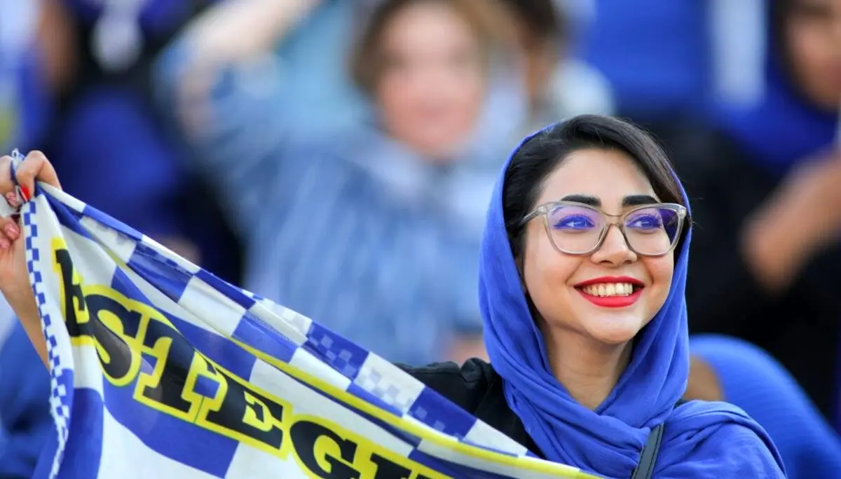 تلاش آبی ها برای بیشتر کردن سهمیه تعداد خانم های تماشاگر !