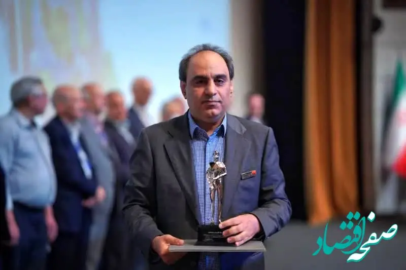 تندیس مرد سال فولاد ایران به محمود لندی رسید  