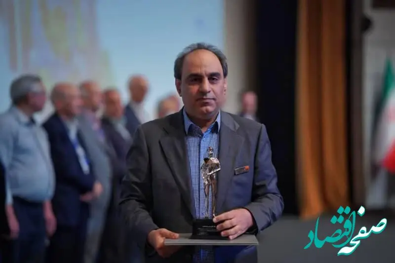 تندیس مرد سال فولاد ایران به محمود لندی رسید  