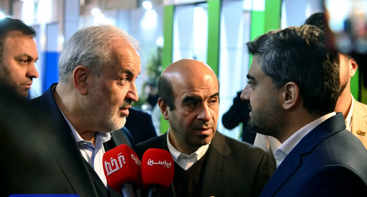 بازدید وزیر نیرو از غرفه فولاد مبارکه در چهاردهمین نمایشگاه انرژیهای تجدیدپذیر