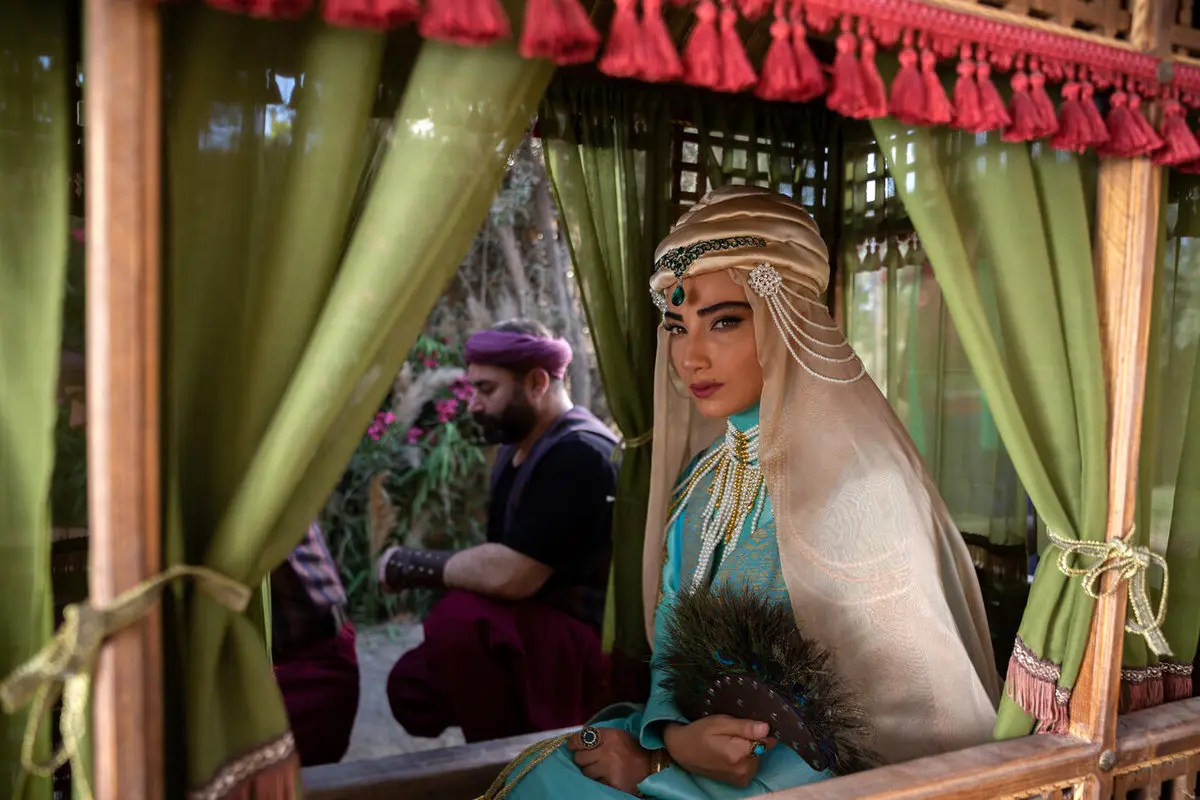 بازیگر نقش ماه منیر در سریال مستوران ۲