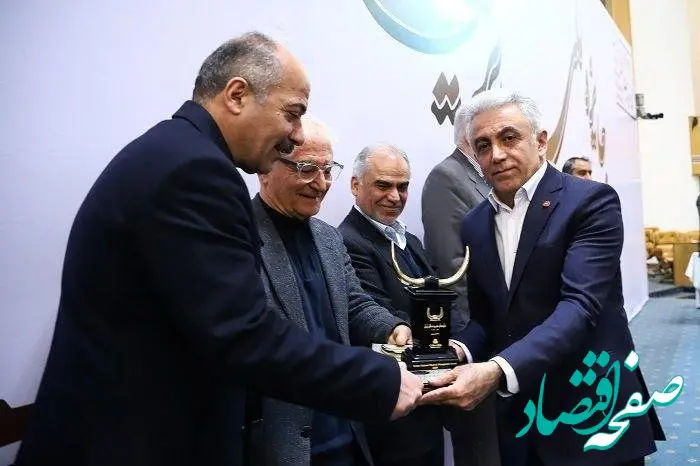 تندیس زرین جایزه ملی مدیریت مالی ایران در سال ۱۴۰۳ به بانک ملت اهدا شد