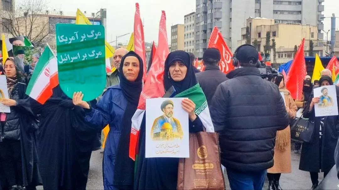 مردم تهران با وجود صدای انفجار در میدان روز قدس حضور دارند