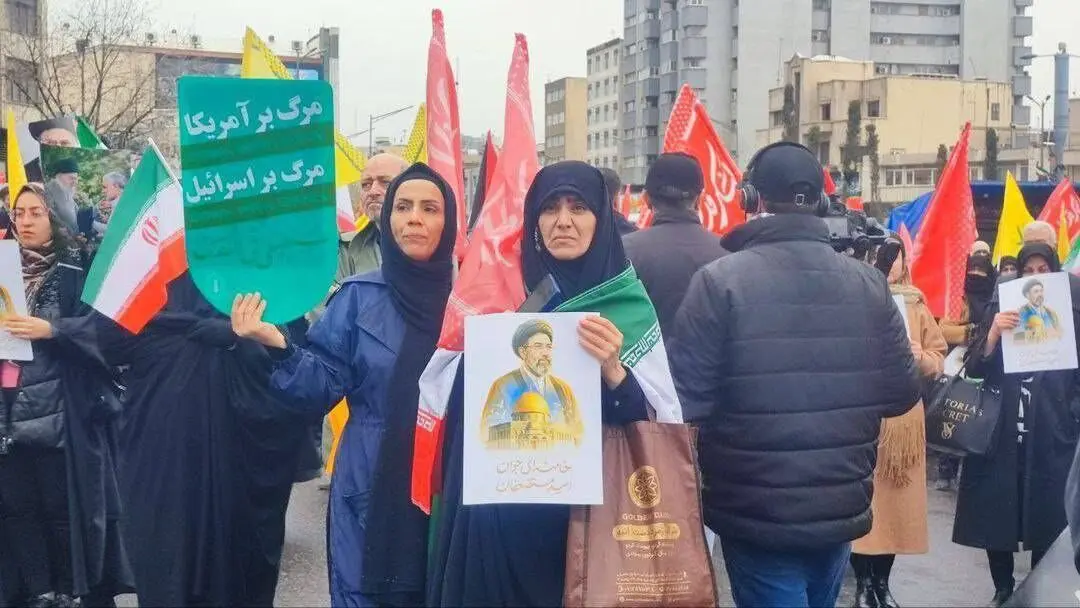 مردم تهران با وجود صدای انفجار در میدان روز قدس حضور دارند