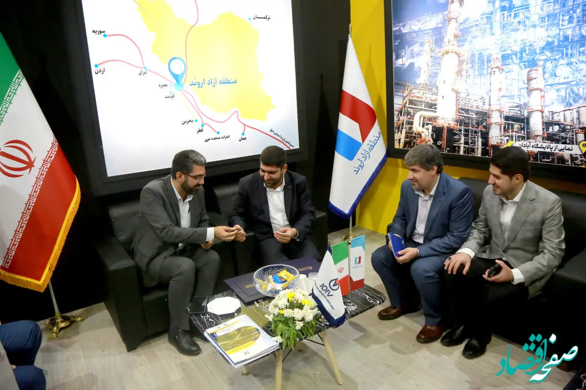 بازدید رئیس مرکز استراتژیک ریاست جمهوری از غرفه منطقه آزاد اروند