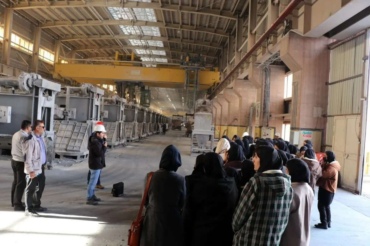 بازدید دانش‌آموزان مدارس پروین و سمیه شهرستان جاجرم از شرکت آلومینای ایران در قالب اردوی راهیان پیشرفت