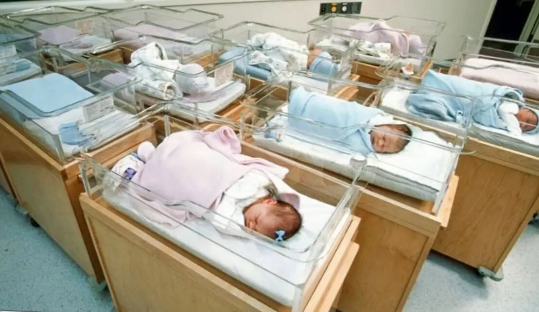 حقوق مرخصی زایمان ۱۴۰۴ چقدر است؟ | آیا مرخصی زایمان دوقلوها فرق می‌کند؟ | نحوه درخواست کمک هزینه بارداری