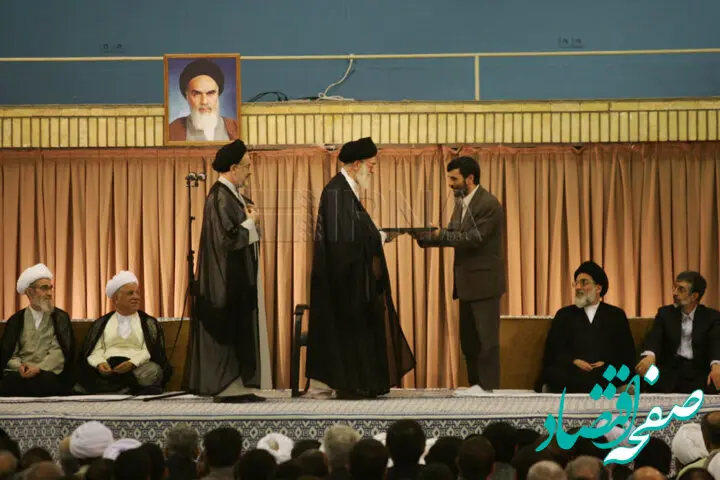 تصویری از بوسه محمود احمدی نژاد بر شانه رهبر انقلاب / این افراد نبودند