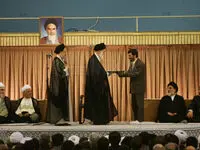 تصویری از بوسه محمود احمدی نژاد بر شانه رهبر انقلاب / این افراد نبودند