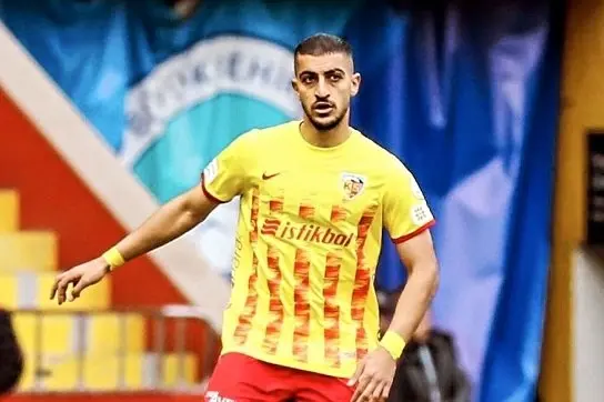 شوک بزرگ به استقلال: این ستاره با تیم خود تمدید کرد!