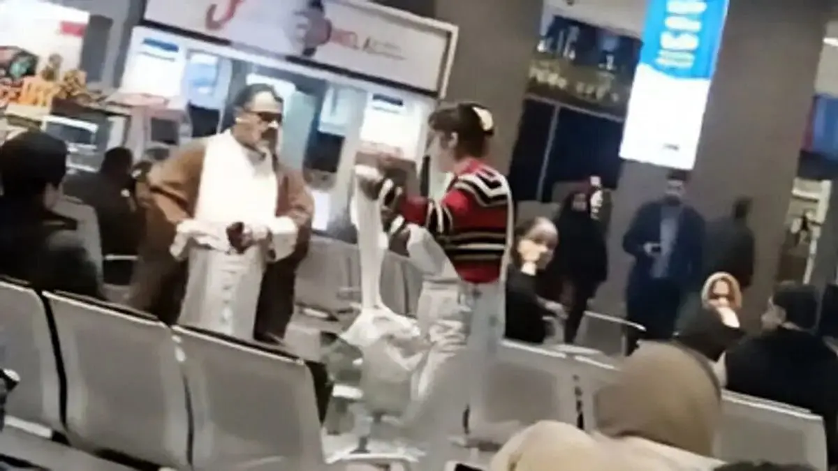دختر بیحجاب فحاش در فرودگاه مهرآباد کیست؟! | آزیتا موگویی کارگردان سینما ورق جدیدی رو کرد!+ویدیو