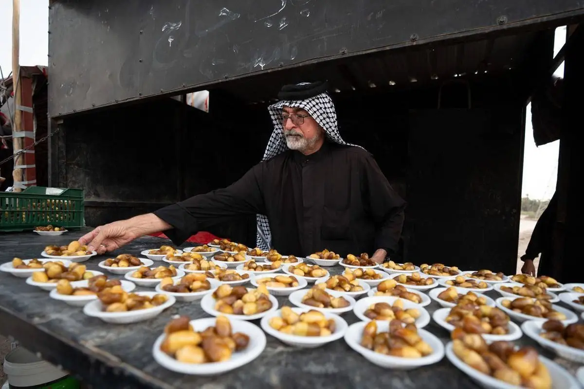 با دیدن این فیلم به گریه می افتید | گریه سوزناک موکب داران عراقی موقع جمع آوری موکب‌ها