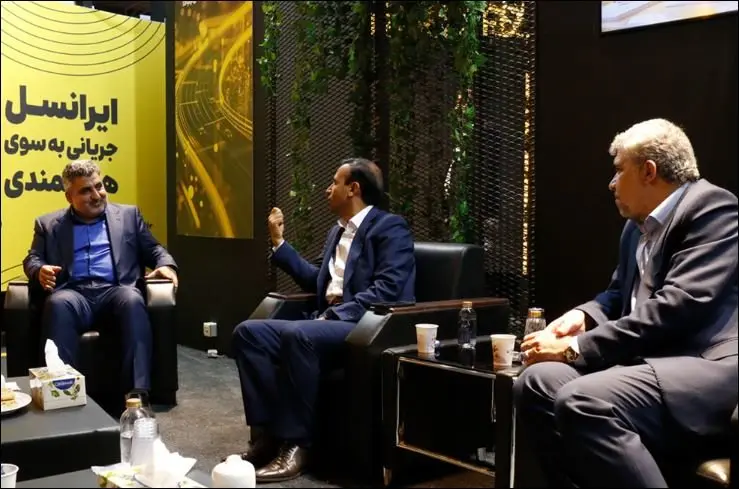 بازدید قائم‌مقام وزیر صمت و معاون وزیر ارتباطات از غرفه‌ ایرانسل