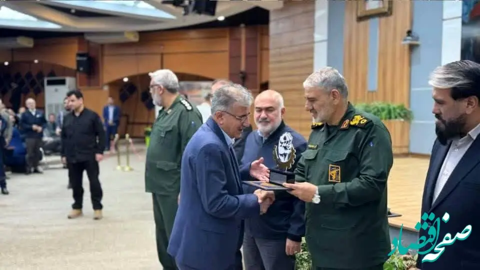 اعطای نشان افتخار اقتصاد مقاومتی به پتروشیمی بوعلی سینا