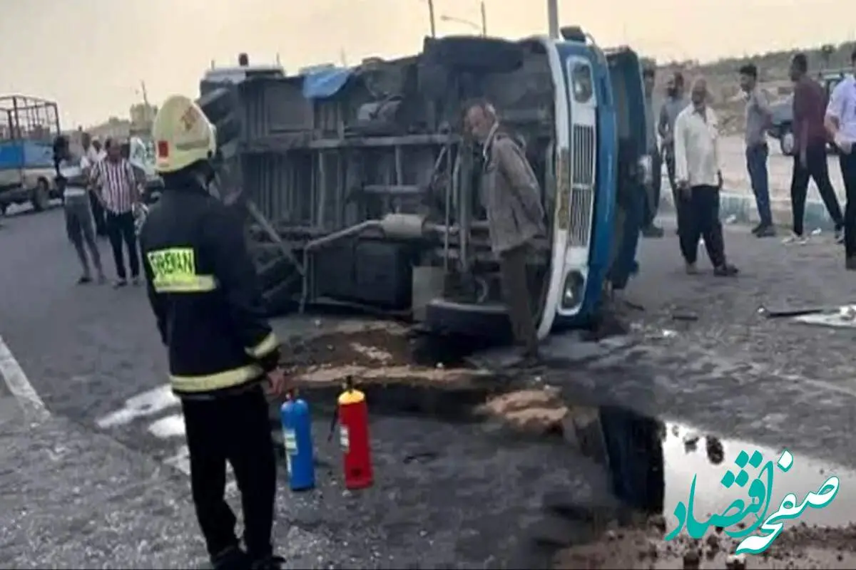 برخورد مینیبوس حامل کارگران با سواری در آران و بیدگل/۶ نفر مصدوم شدند