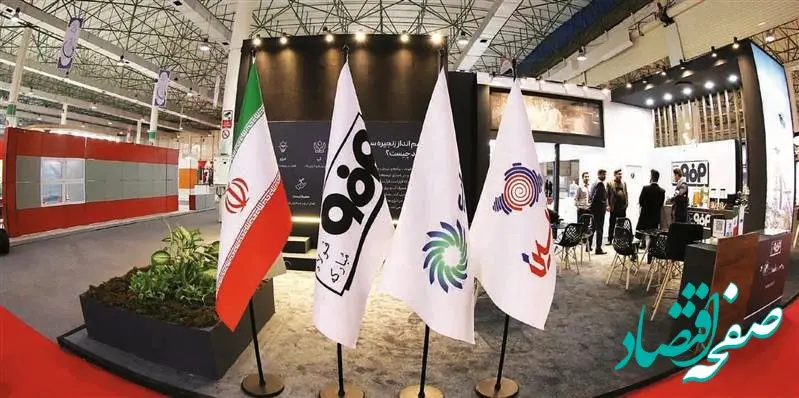 بازدید رئیس گروه اقتصادی دفتر مقام معظم رهبری از غرفه فولاد مبارکه