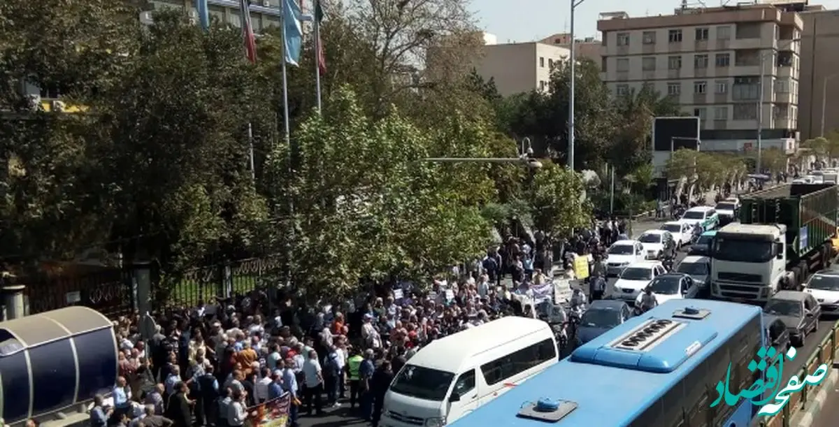 تجمع بازنشستگان فولاد مقابل ساختمان وزارت کار: از خدمات بیمه‌ای خود رضایت نداریم