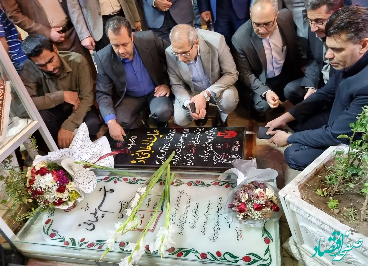 ادای احترام مدیرعامل اموال تملیکی به مقام سردار شهید حاج قاسم سلیمانی