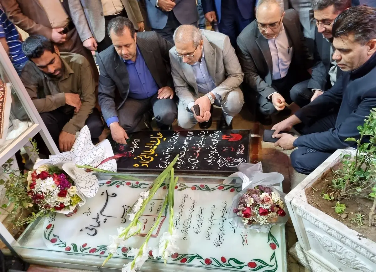 ادای احترام مدیرعامل اموال تملیکی به مقام سردار شهید حاج قاسم سلیمانی