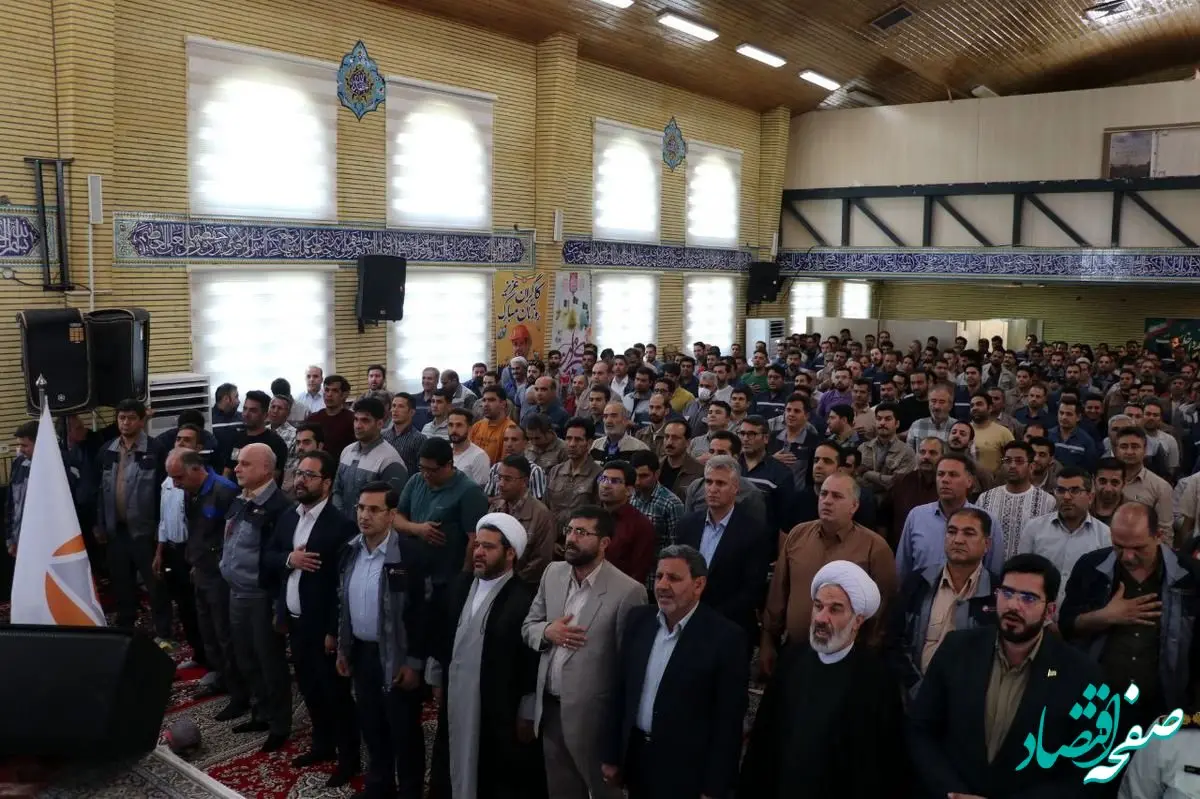 به بهانه هفته کارگر، آیین تجلیل از کارگران نمونه عرصه کار و تلاش شرکت آلومینای ایران با حضور دکتر بادکوبه مدیرعامل این شرکت و جمعی از مدیران ارشد استانی و شهرستانی در محل شرکت برگزار شد