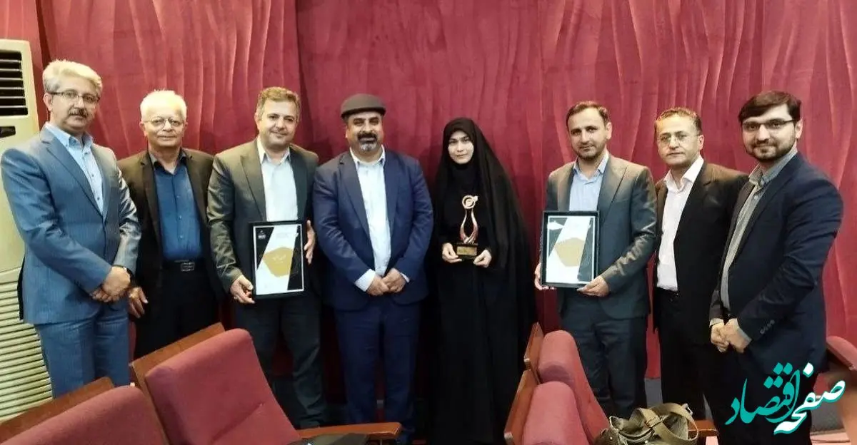 اهدای تندیس برنزین پیشتازان بهره‌وری توسط موثقی‌نیا به مدیرعامل شرکت آلومینای ایران