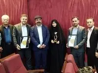 اهدای تندیس برنزین پیشتازان بهره‌وری توسط موثقی‌نیا به مدیرعامل شرکت آلومینای ایران