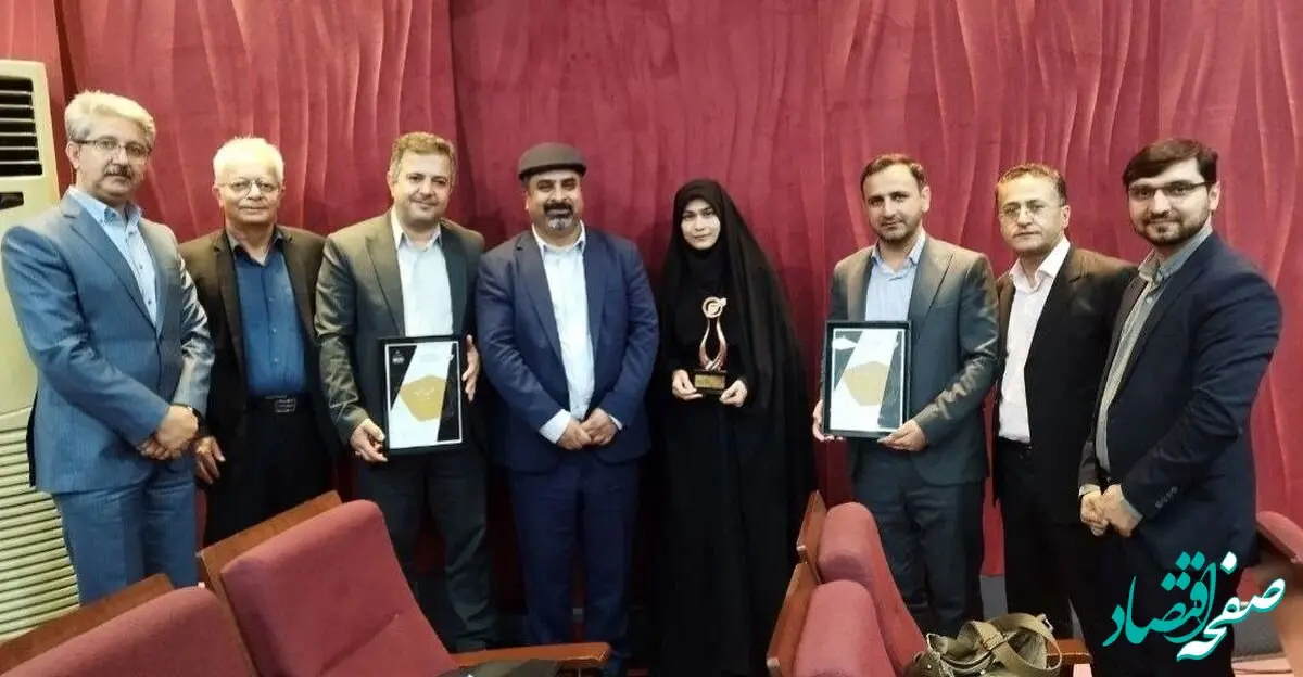 اهدای تندیس برنزین پیشتازان بهره‌وری توسط موثقی‌نیا به مدیرعامل شرکت آلومینای ایران